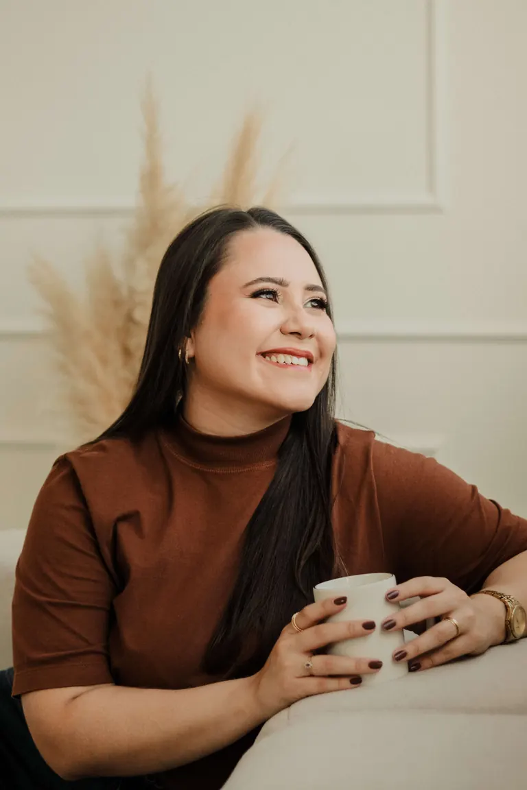 Vivian Lopes em um momento de pausa, olhando para o café